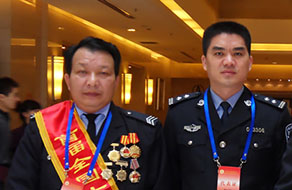 ?？谑泄簿诸I(lǐng)導(dǎo)與“全國(guó)十佳保安員”李忠定合影留念